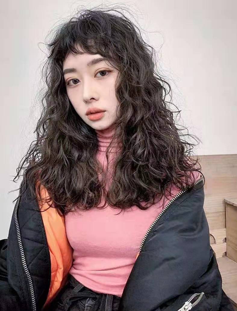 圆脸适合的短发发型烫发免打理,45岁减龄烫发发型免打理