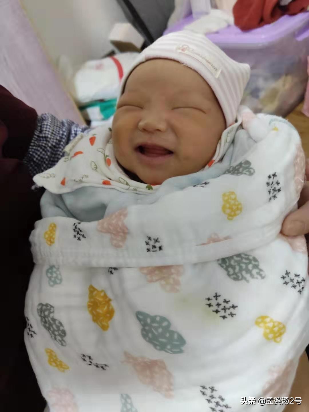 新生儿月子里每日表现,月子里婴儿的奇怪行为