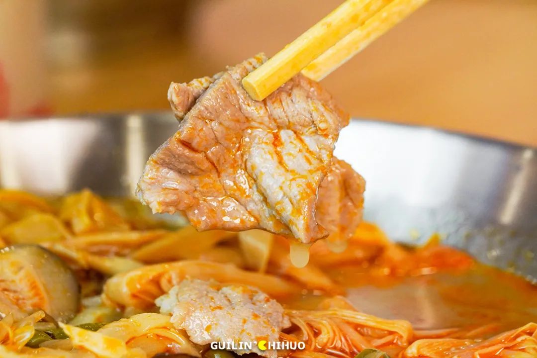 螺蛳粉好吃的秘密就是这碗高汤,煮螺蛳粉的汤第一遍为什么要倒掉