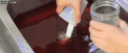 洗皱了的衣服不熨怎么弄平,把衣服熨皱了怎么办