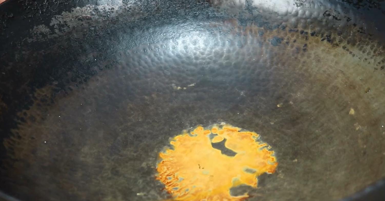 铁锅怎么不会生锈粘锅,铁锅生锈不要扔教你一招搞定