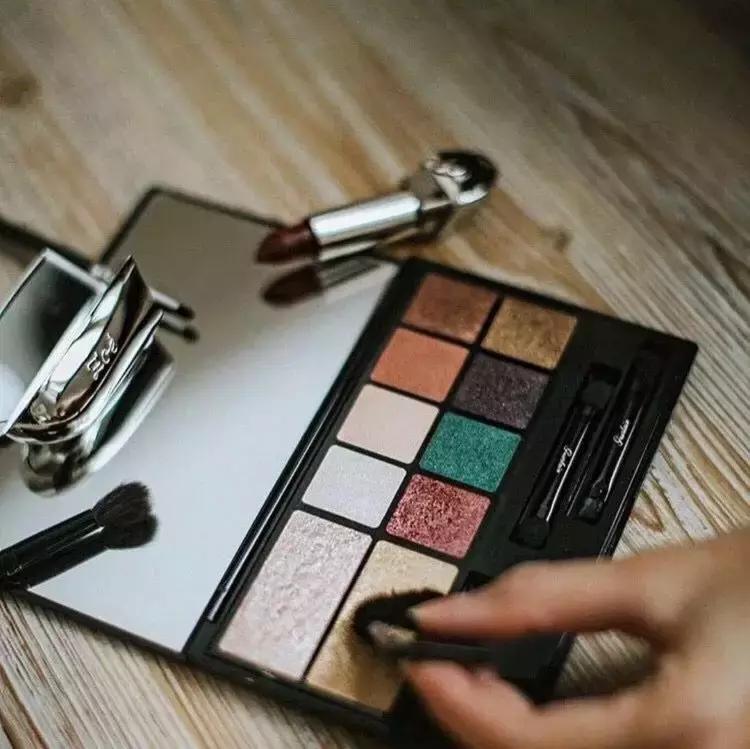 burberry圣诞限定彩盘,如果只买一个护肤品买什么