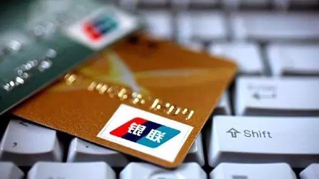 文盲*子骗**上演的荒诞闹剧：狂骗8200万三个“臭皮匠”撂倒银行“诸葛亮”