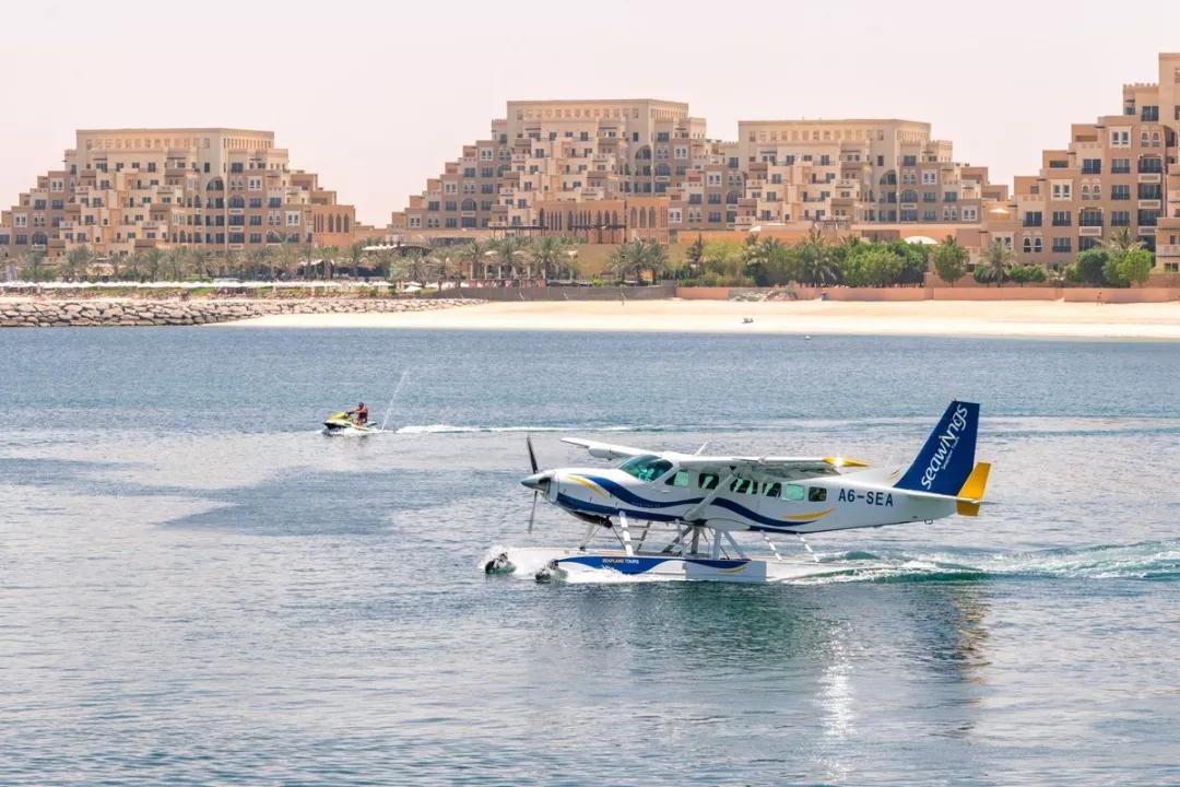 演艺圈里的职业赛车手,他是三个孩子的爸爸的英文怎么说