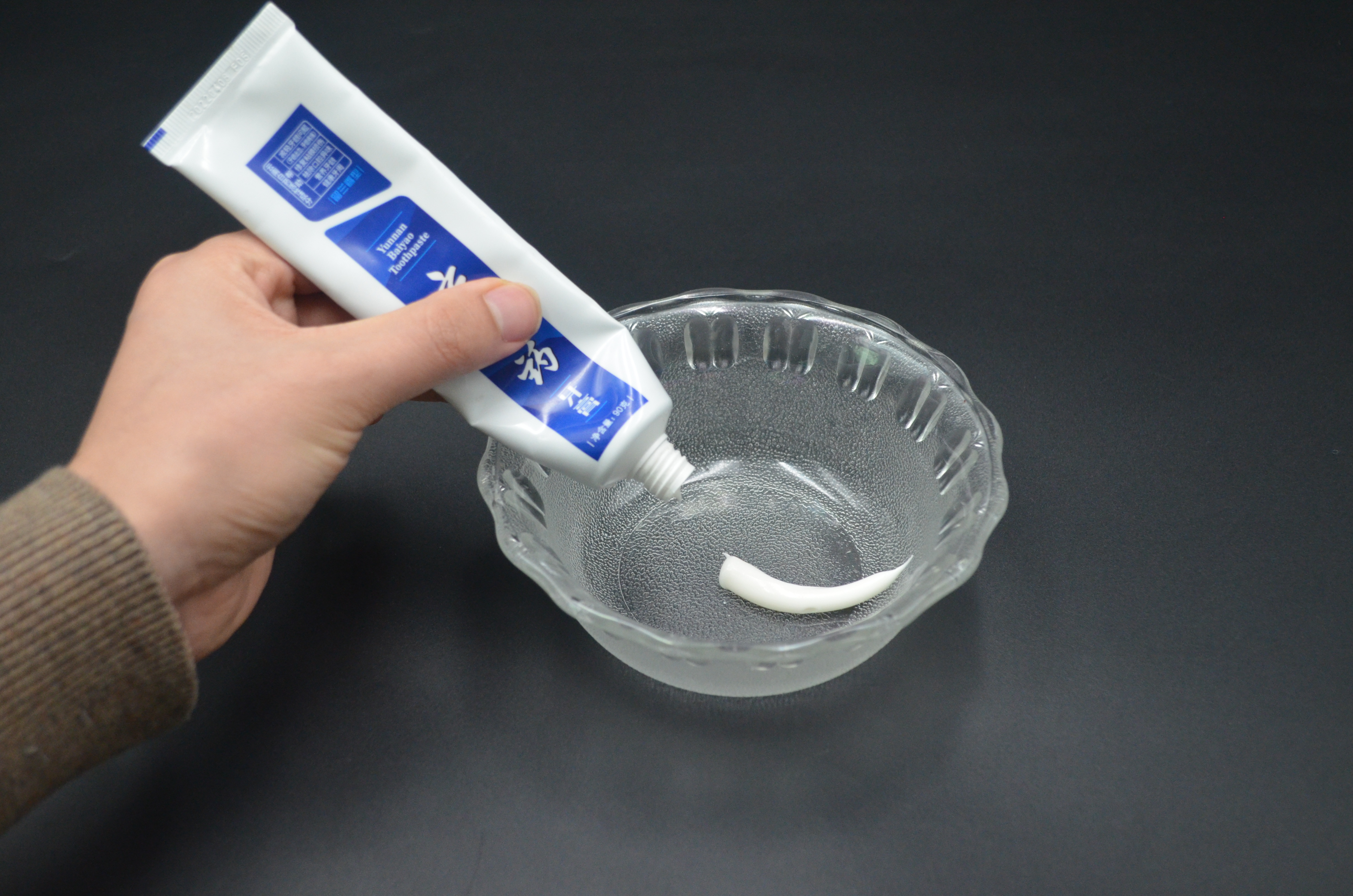 羽绒服领口脏了怎么清洗,羽绒服的领口沾上化妆品怎么清洗