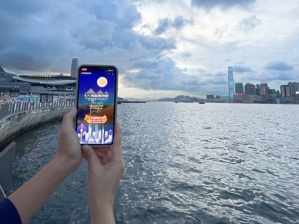 香港美心月饼、澳门英记流心奶黄礼盒、马百良的安宫牛黄丸……这些都在粤港澳大湾区购物节