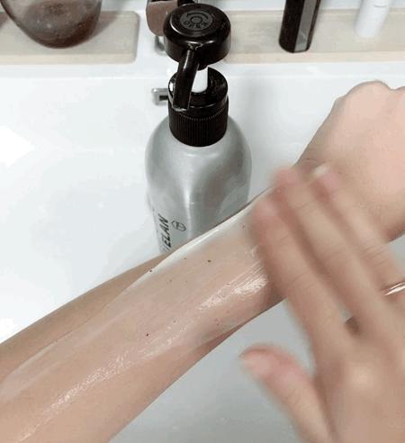 洗澡抹上就像泡着羊奶浴，全身喷香的沐浴露，让你重新穿起露背装