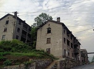 长江上游这座保密厂，一度辉煌，映山红依旧开，建筑破败难重生