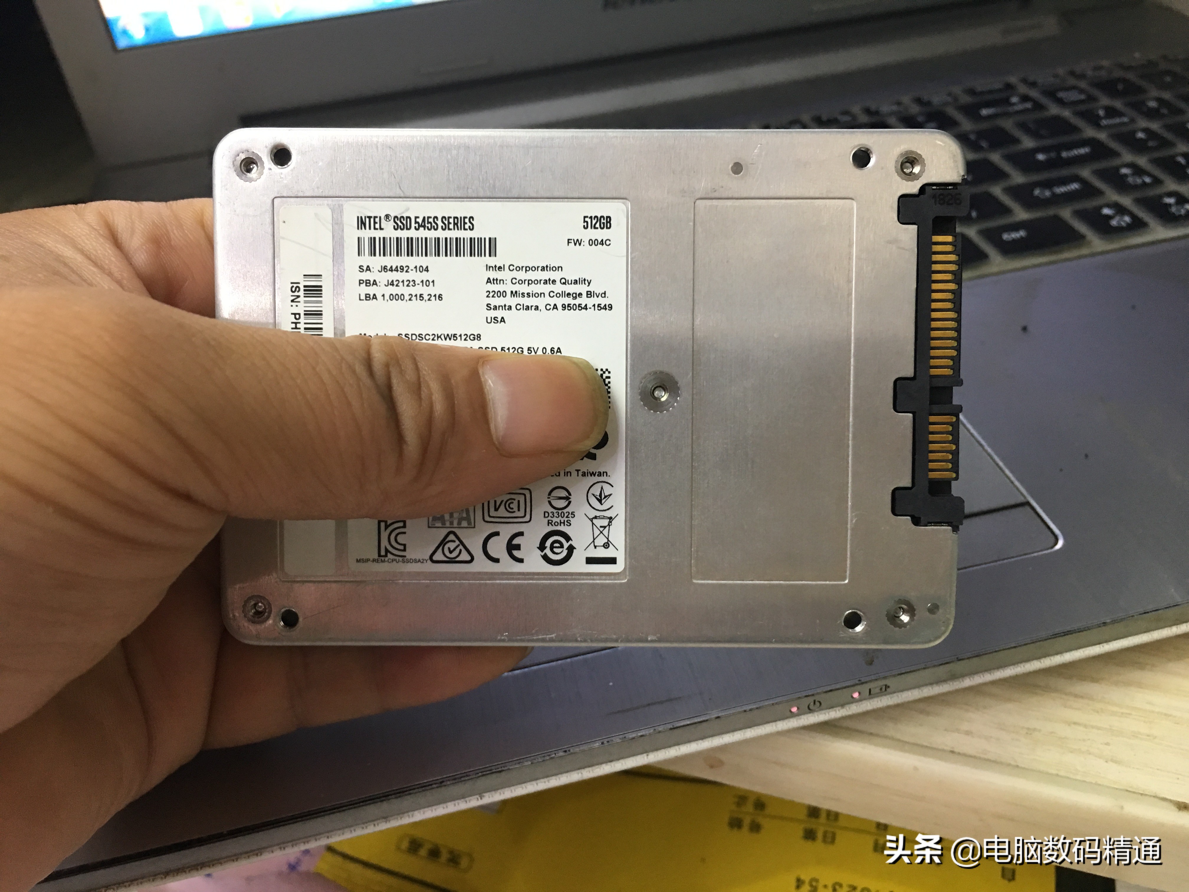 父亲把自用的电脑拿到电脑店升级配置，儿子很委屈，读大学没法用