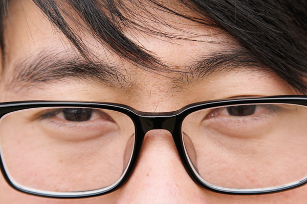 经常关灯玩手机，身体要承受哪些后果？