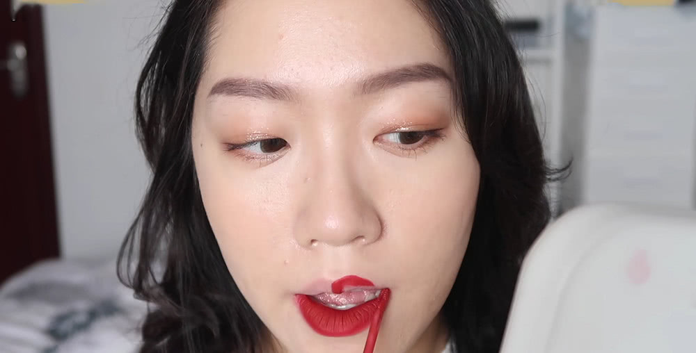 教大家一个正确涂口红的方法,新手涂口红手法