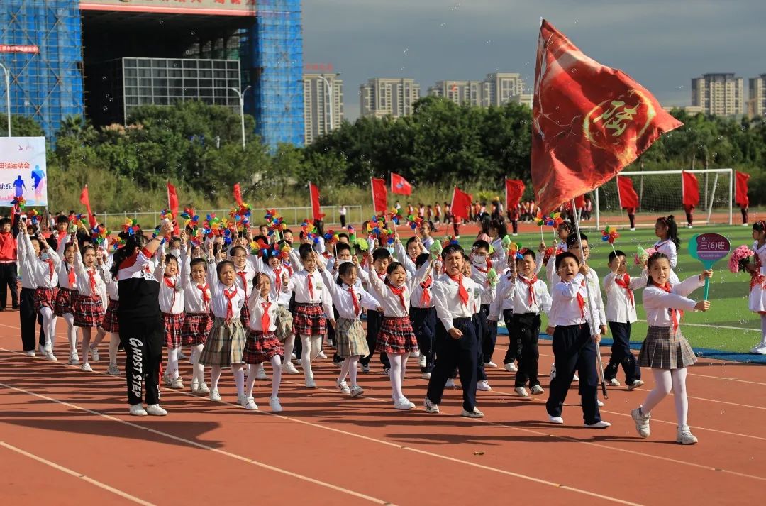 小学秋季田径运动会报道,运动少年展英姿