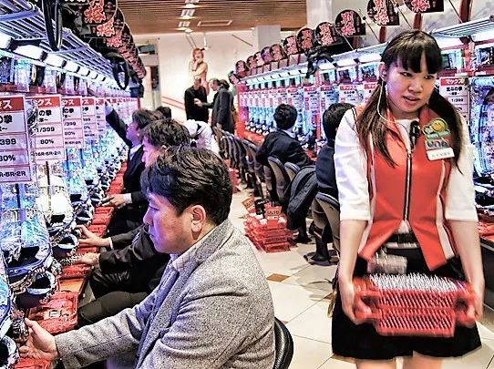 除了麻将，日本人还沉迷于这个赌博设备，一年花费过万亿元