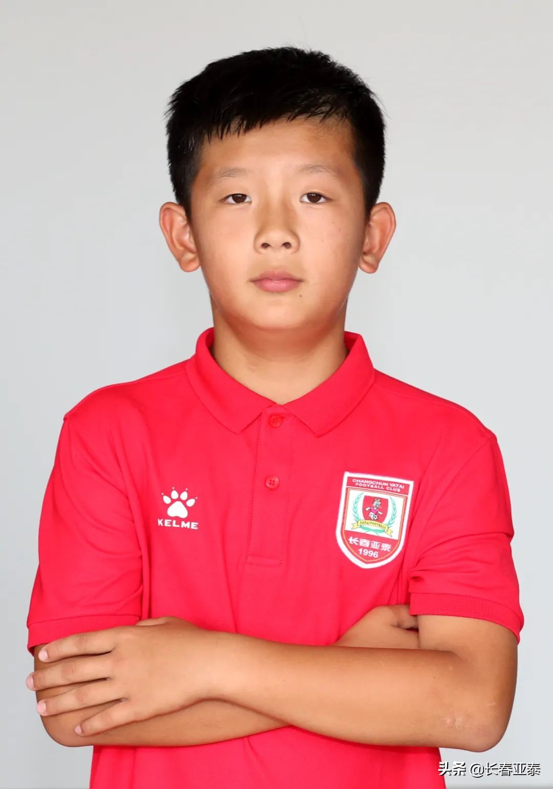 「亚泰青训」看这里！教练客串理发师，拍童子军定妆照