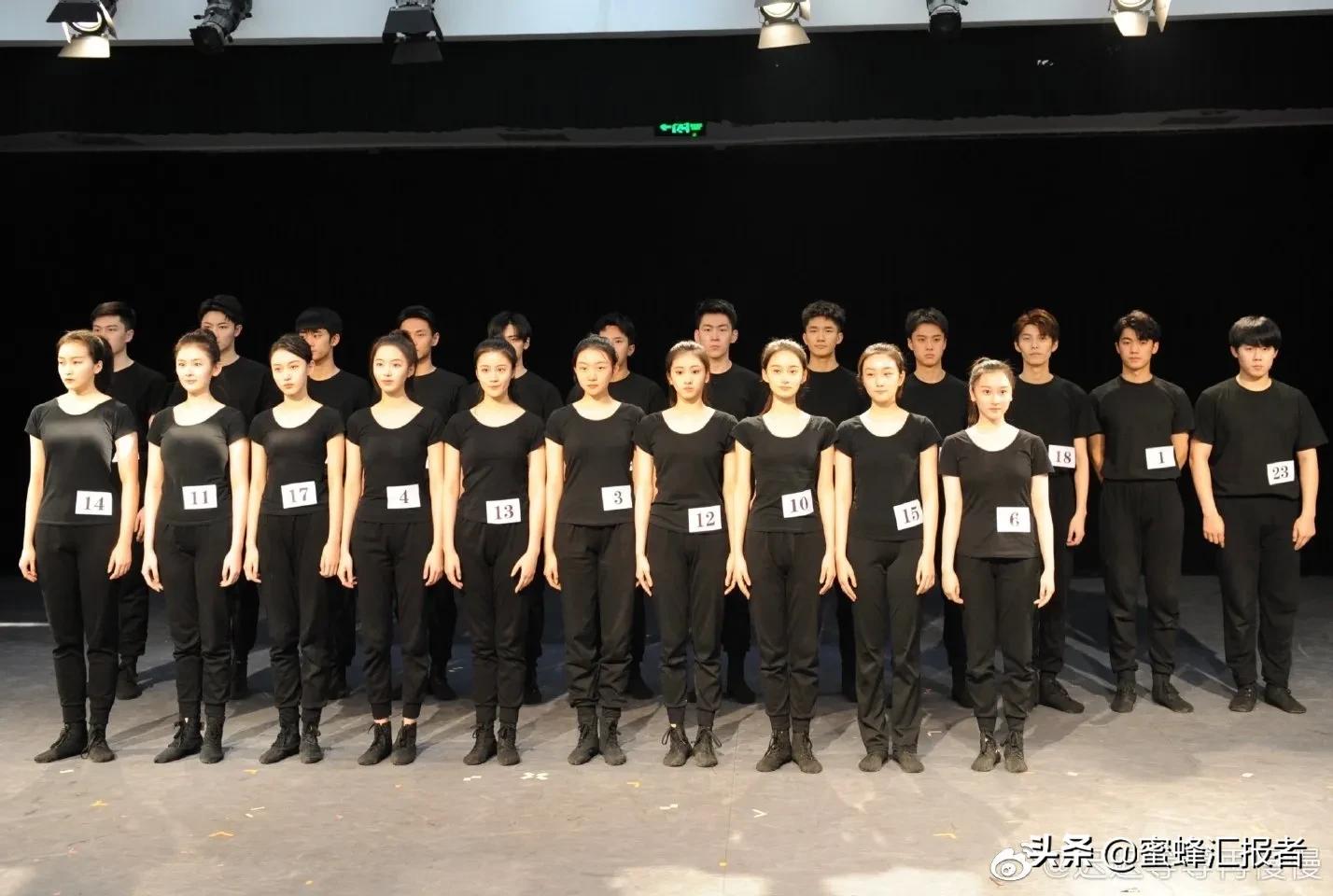 谈莉娜方回应穿的衣服是假货,孙俪妹妹晒北电合影,乐华娱乐声明