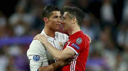 莱万翻广告牌,莱万赤膊