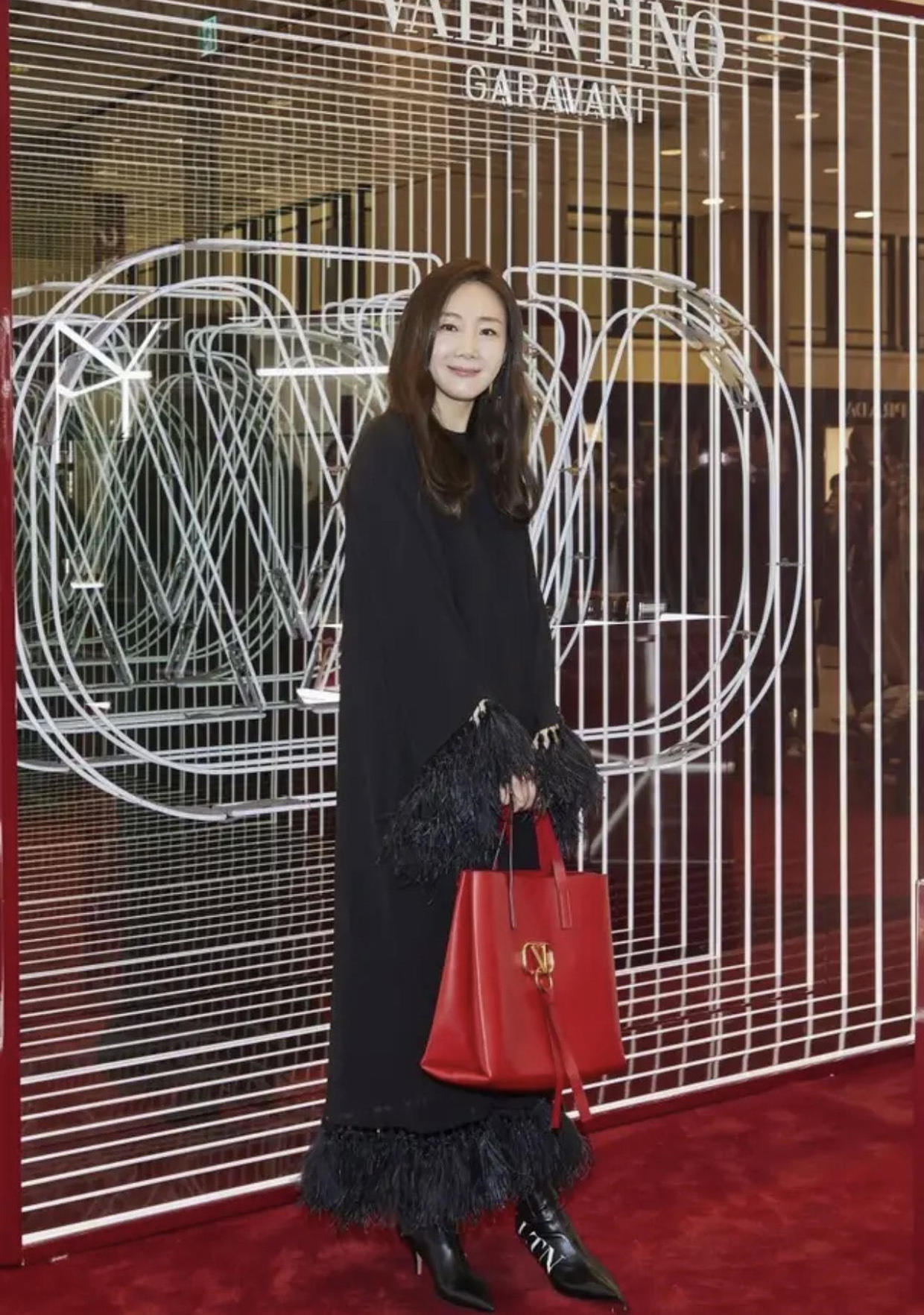 崔智友确实知性又优雅，穿黑色连衣裙内搭蕾丝打底衫，像个大姐姐