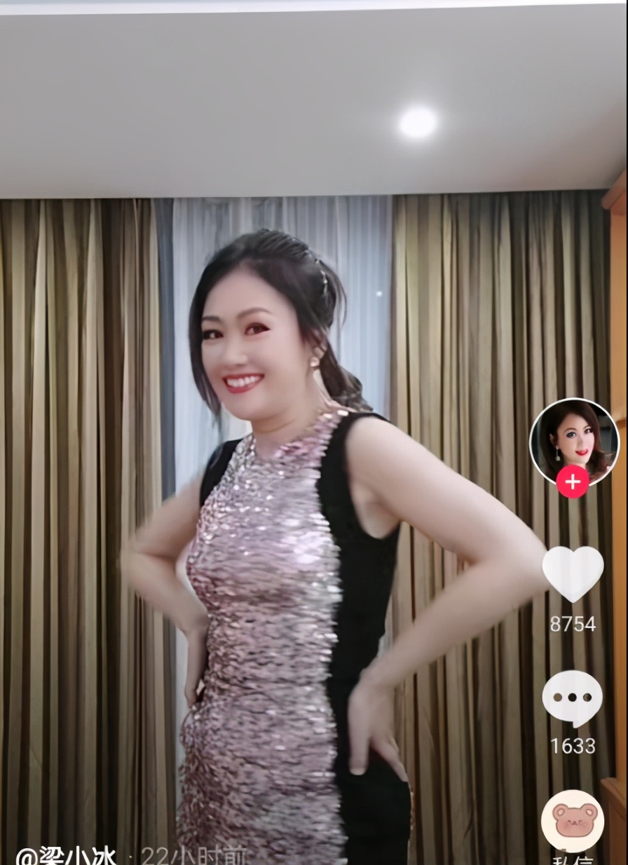 50岁梁小冰小腹凸显,被网友怀疑怀孕,6字回应尽显情商