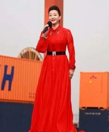 53岁*祖英宋**气质真好，穿西装套雪纺衫丰满又干练，配波波头真减龄