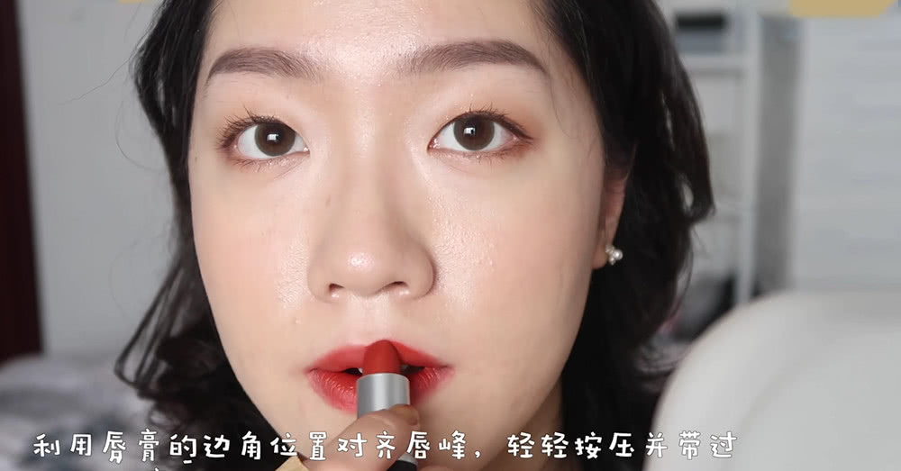 教大家一个正确涂口红的方法,新手涂口红手法