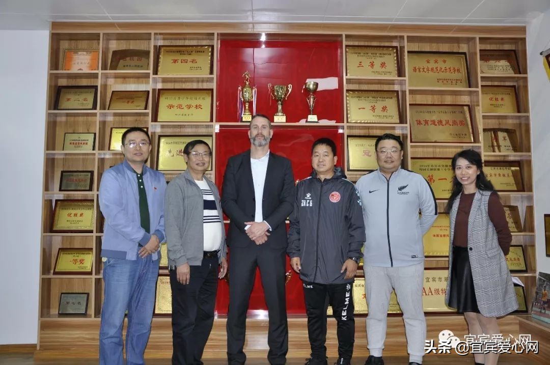 鏂拌タ鍏板ゥ鍏嬪叞瓒崇悆瀛︽牎,鏂拌タ鍏板ゥ鍏嬪叞澶у瀛︾敓瓒崇悆