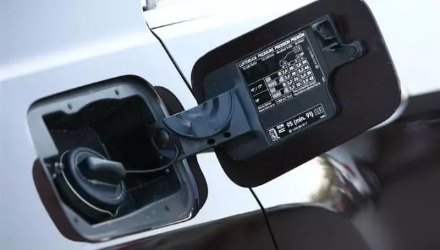 如何判断汽车油箱盖子拧紧,怎么断定车油箱盖位置