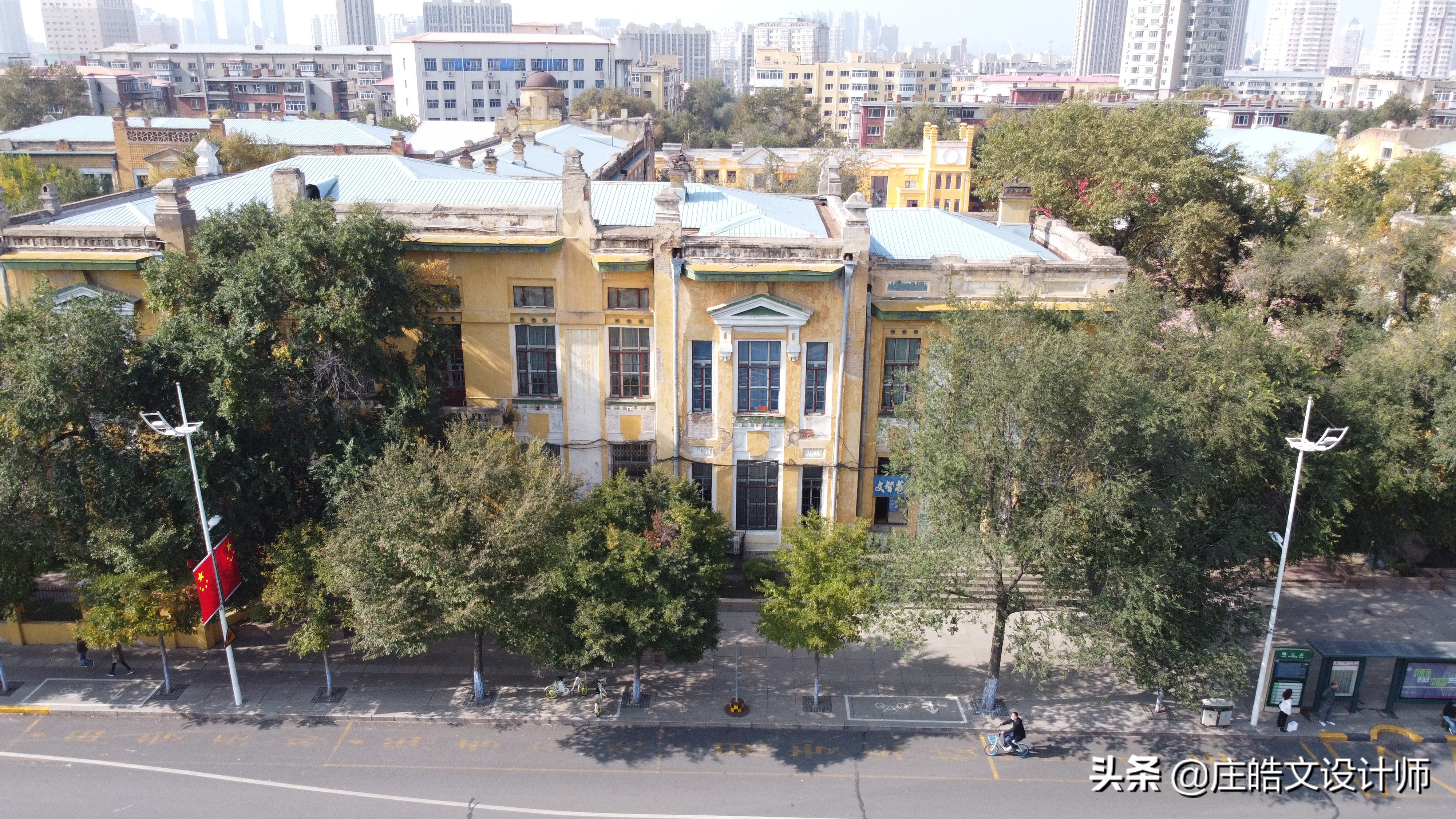 西大直街53号工大附中所在的百年建筑，曾经是哈尔滨第一所大学