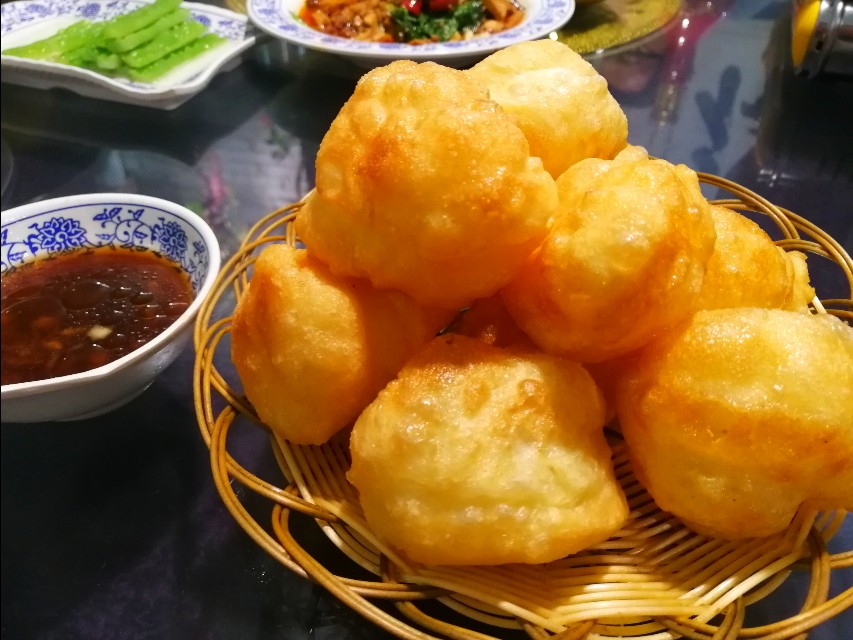 深夜郑州8男2女躲在花园路北环桥头，吃丹江翘嘴鲌，喝方城木瓜酒