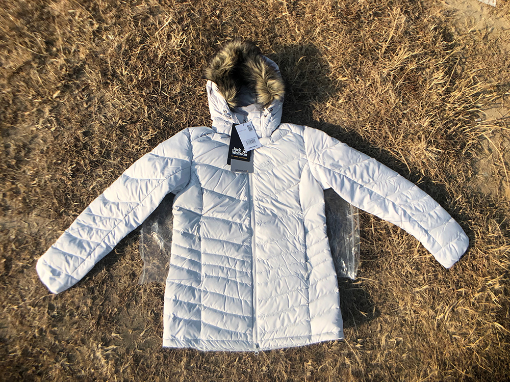 谁说暖冬羽绒服就会失宠？狼爪羽绒服评测，轻薄才是今年主打
