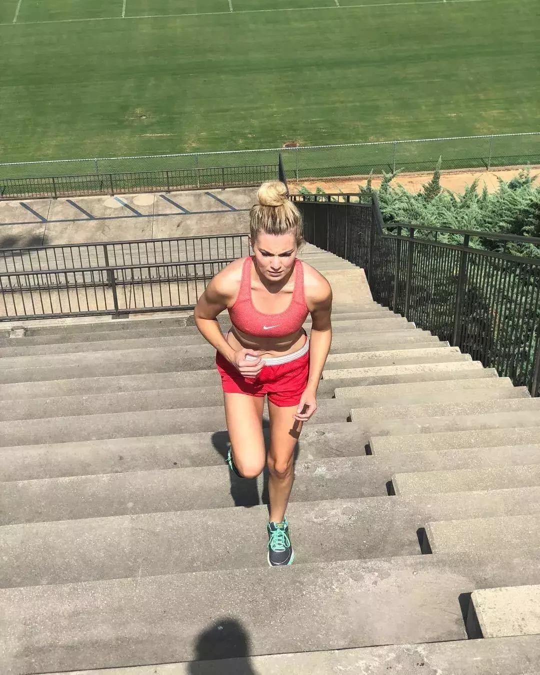 女性每天跑步10公里坚持四年,连续每天十公里跑步两个月