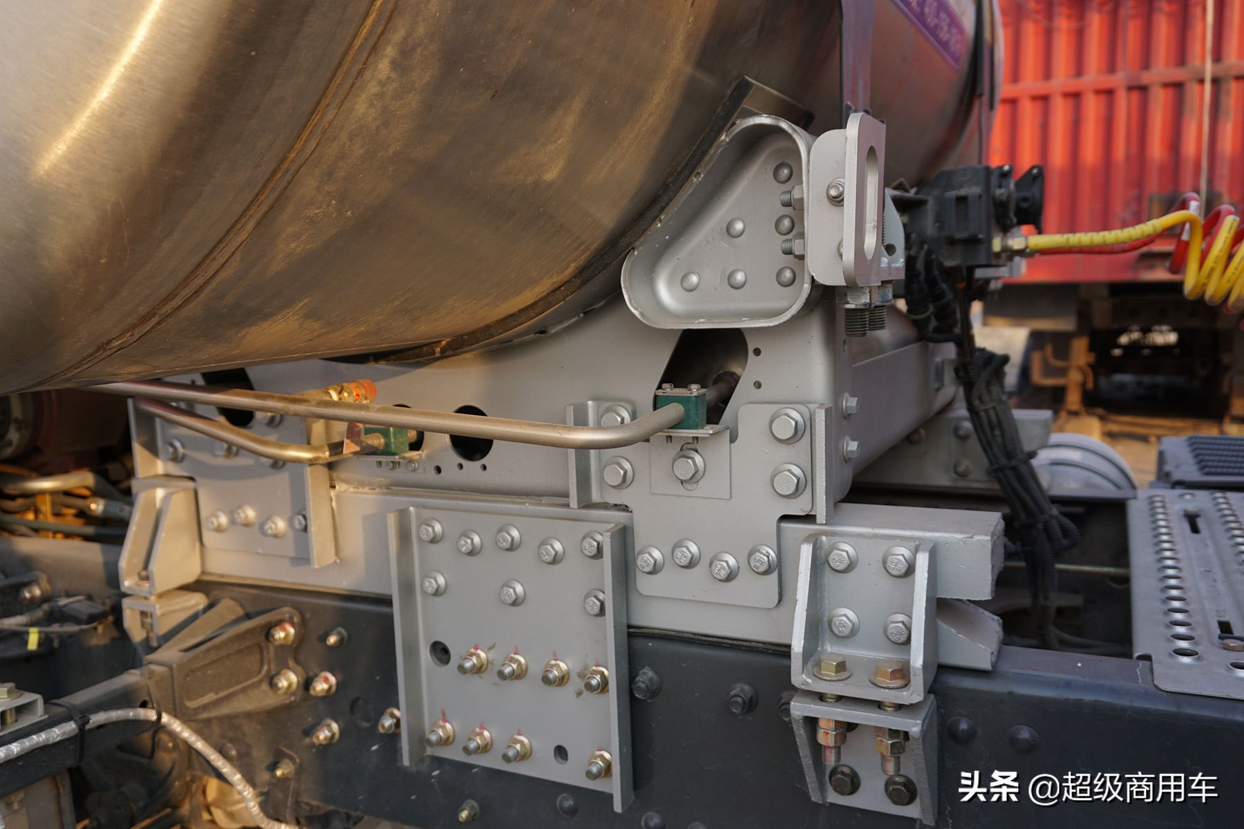 乘龙h5单桥自卸3.8米轴距定制版,乘龙h5vlng牵引车多少吨