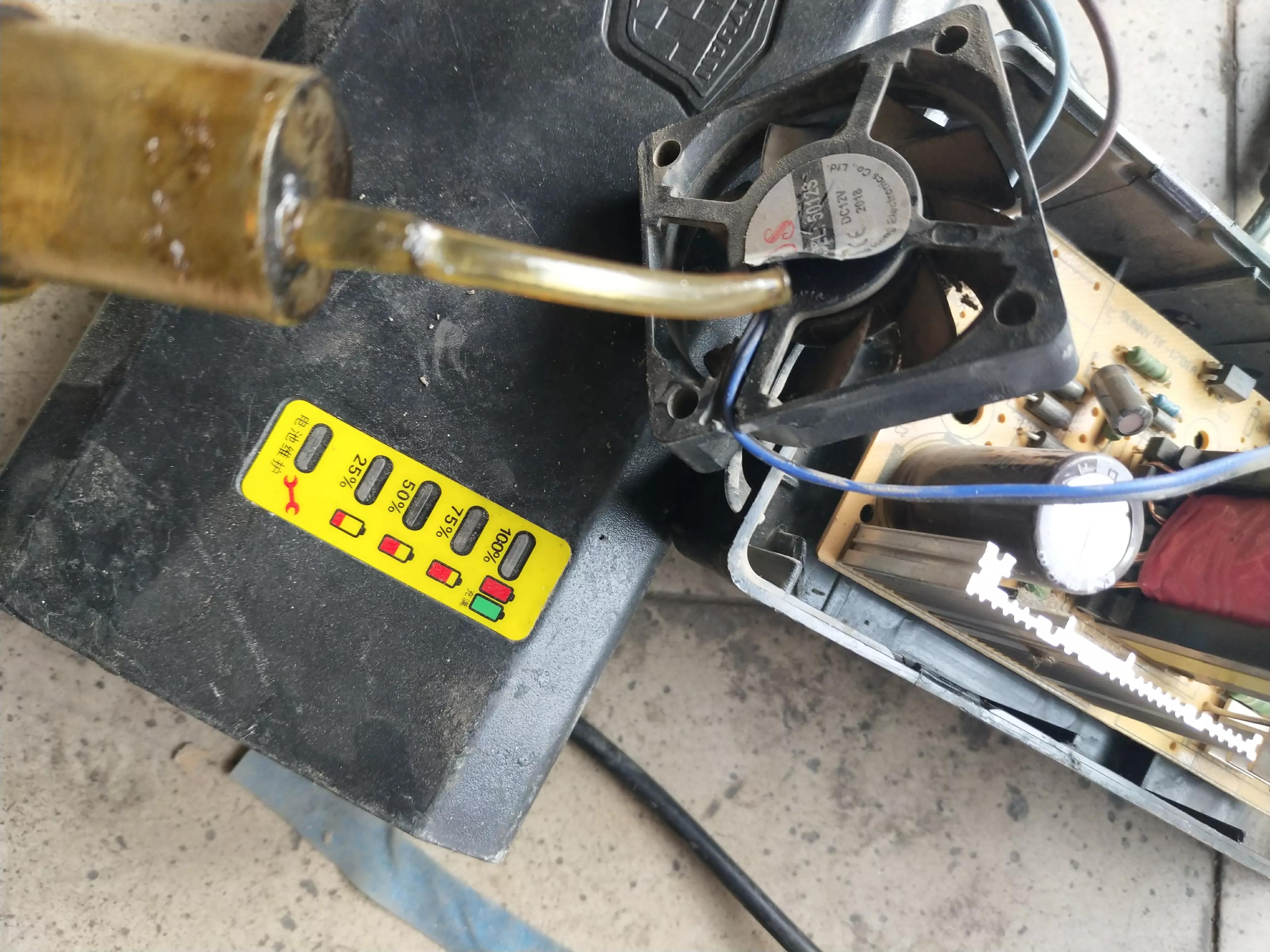 电动车充电器空载红灯闪嗒嗒响,电动车充电时充电器闪烁怎样修理