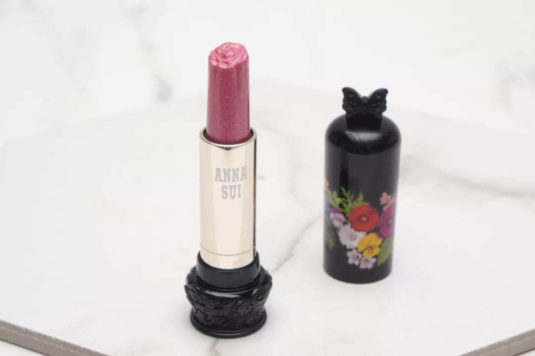 不做俗人的新一天，让安娜苏魔漾晶灵唇膏带你造型百变