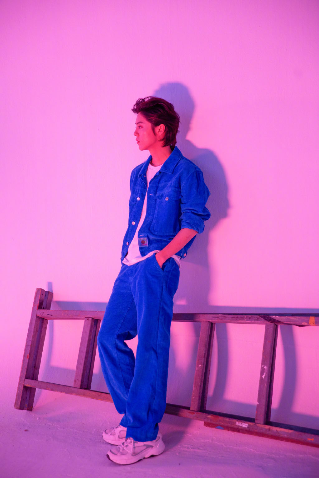 牛仔单品果真减龄，鹿晗牛仔外套搭条纹长裤，宛若少年模样