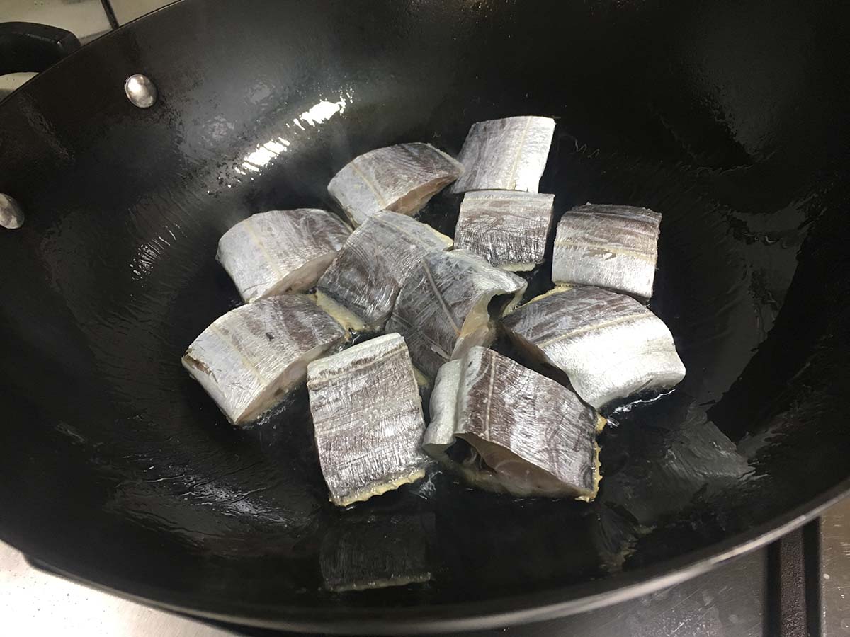 如何不带粉煎带鱼不粘锅又不烂,不用胡椒粉不要裹粉的带鱼怎么煎