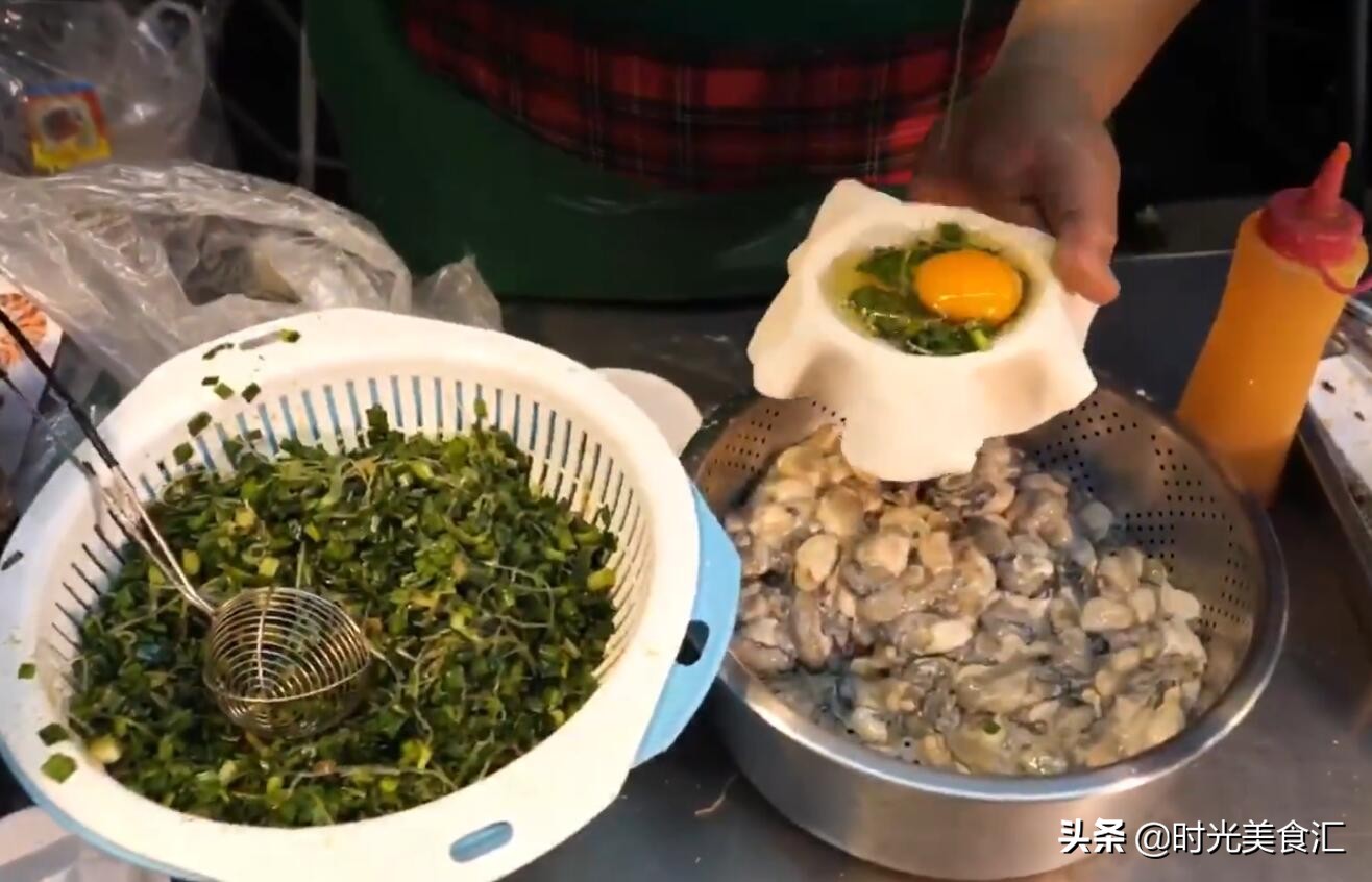 胖大姐做油炸包子，一个包子50元没人嫌贵，天没黑就有人来排队