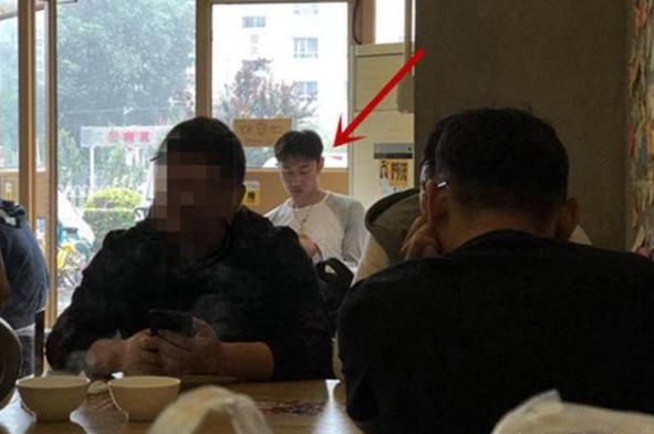 “一指禅”后，白百何频曝新恋情，上演“摸臀杀”的张爱朋去哪了