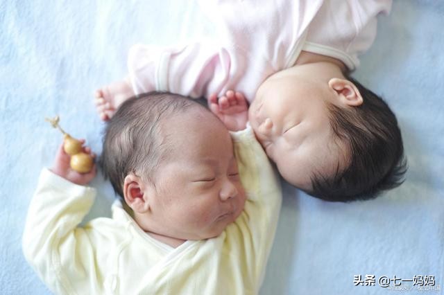 宝宝“爱踢被子”原因多，弄清缘由对症处理，让宝宝睡个安稳觉