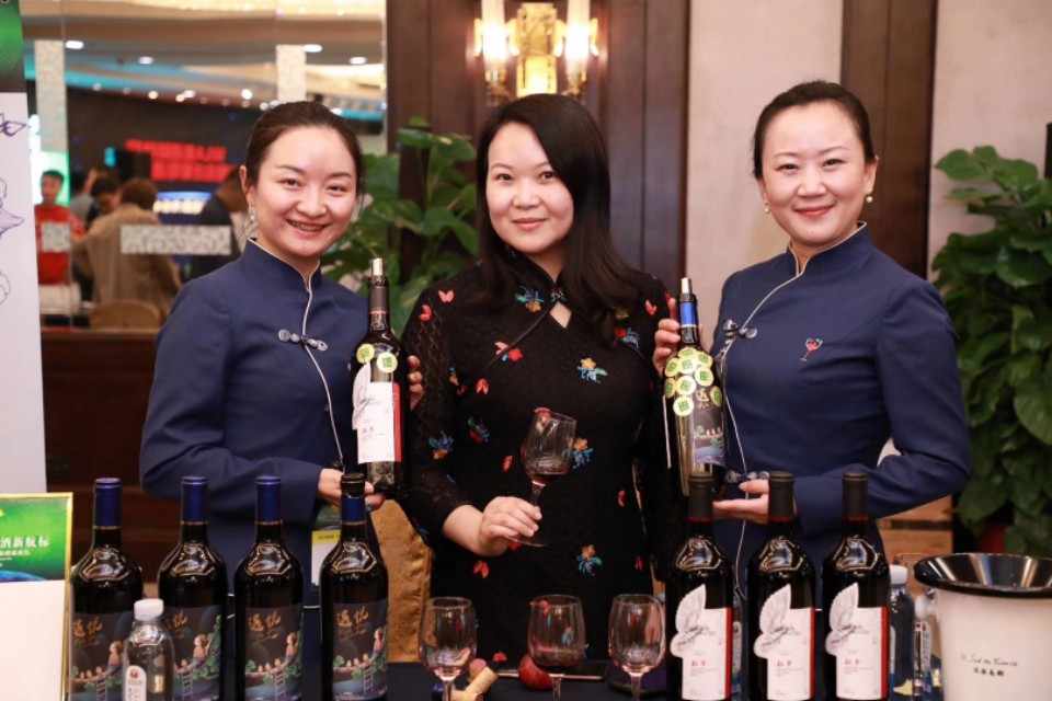 谁说重庆美女只能做餐饮？她们研发的葡萄酒上市8个月获四个金奖