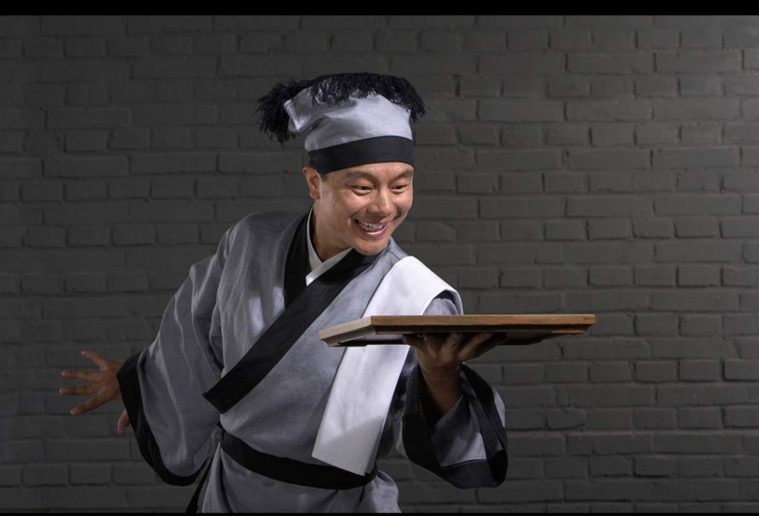 古代饭馆里“店小二”名称是怎么来的？他们肩上那块布也大有学问