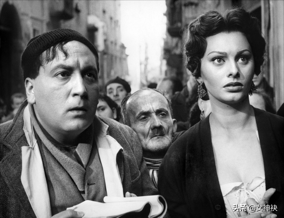 意大利国宝明星:性感不输梦露,演技碾压赫本,因婚姻被祖国驱逐