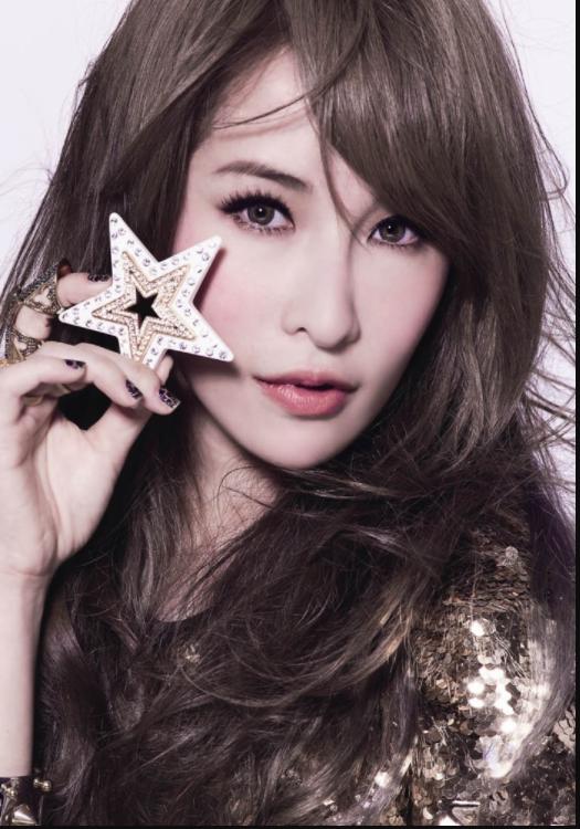 事业巅峰为爱出国、从此风光不再,17任小男友带给天后的皆是消耗