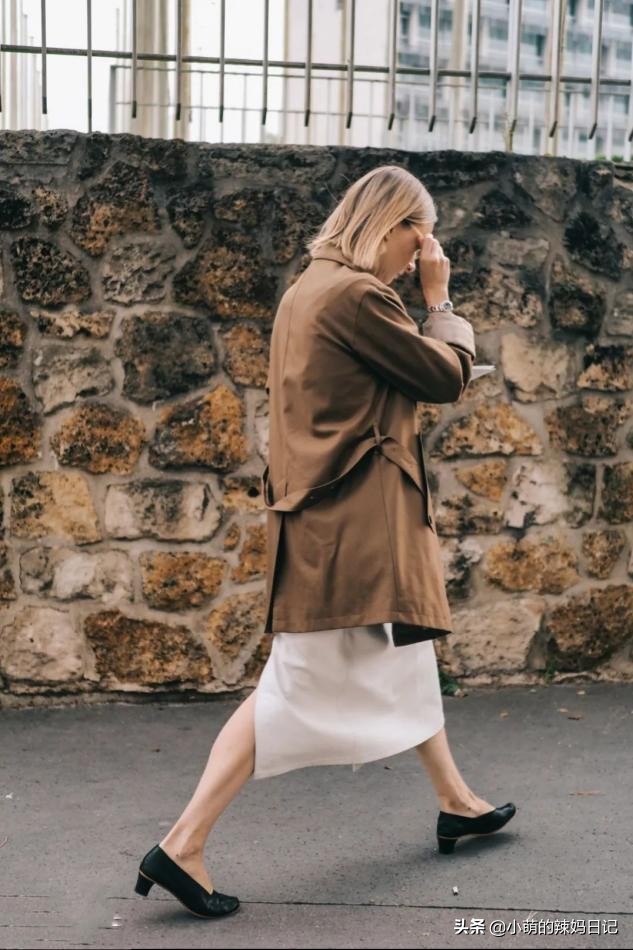 女人过了50岁不能穿硬底鞋怎么办,女人50岁以后穿高跟鞋好不好