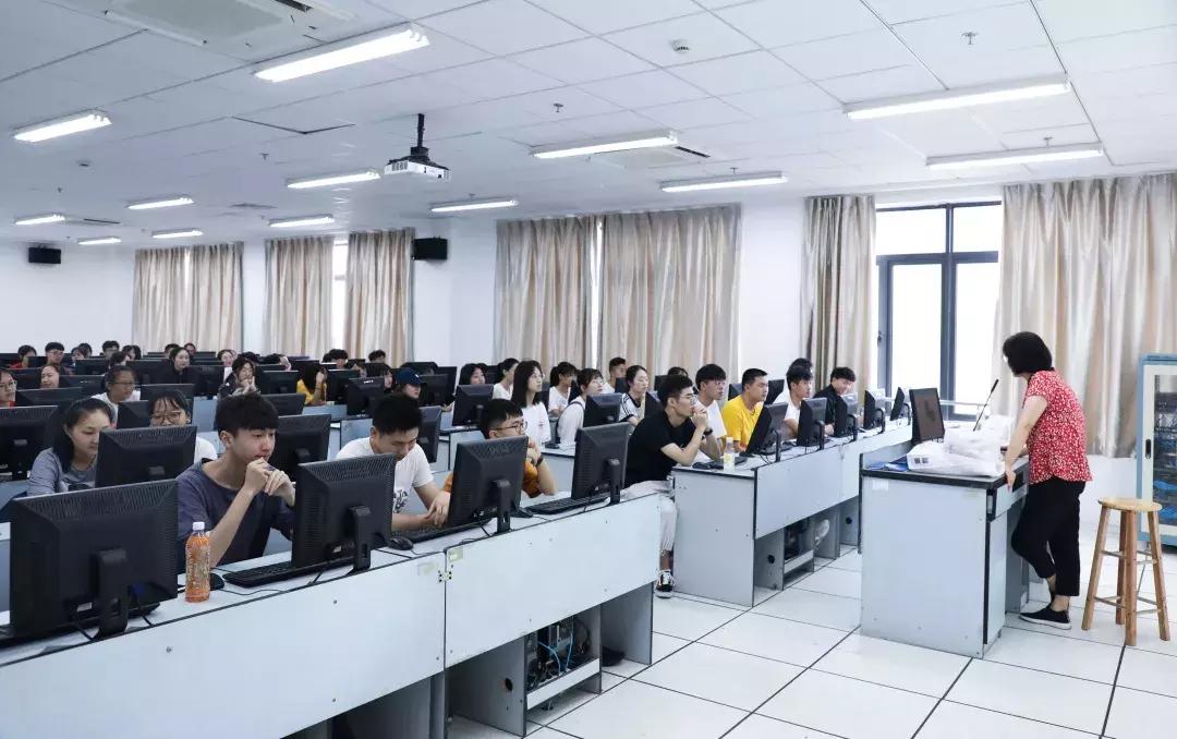 你跟你室友关系怎么样,你和室友相处得怎么样的英语