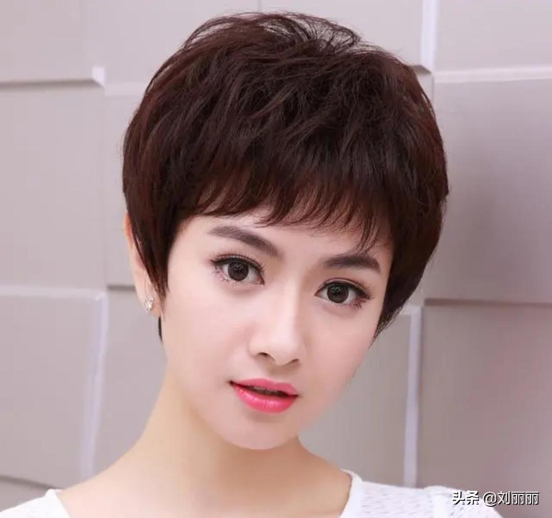 70岁白发阿姨换款发型堪比整容,70岁白发阿姨换款发型