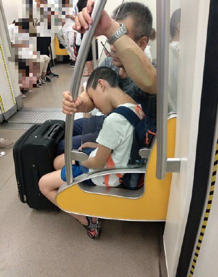 成都的地铁真的很有氛围感,成都的地铁有多浪漫