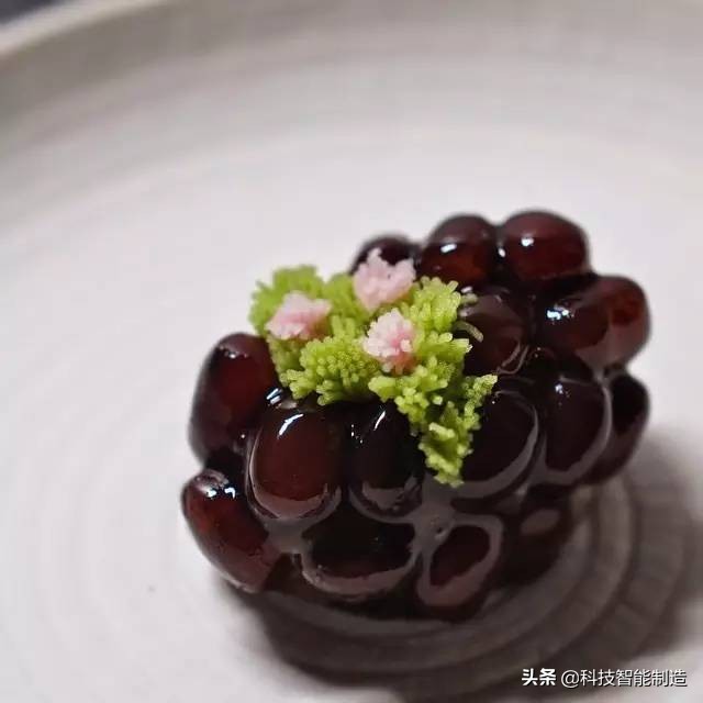 他说自己不是日本匠人，而是和果子艺术家，他做的和果子不忍吃掉