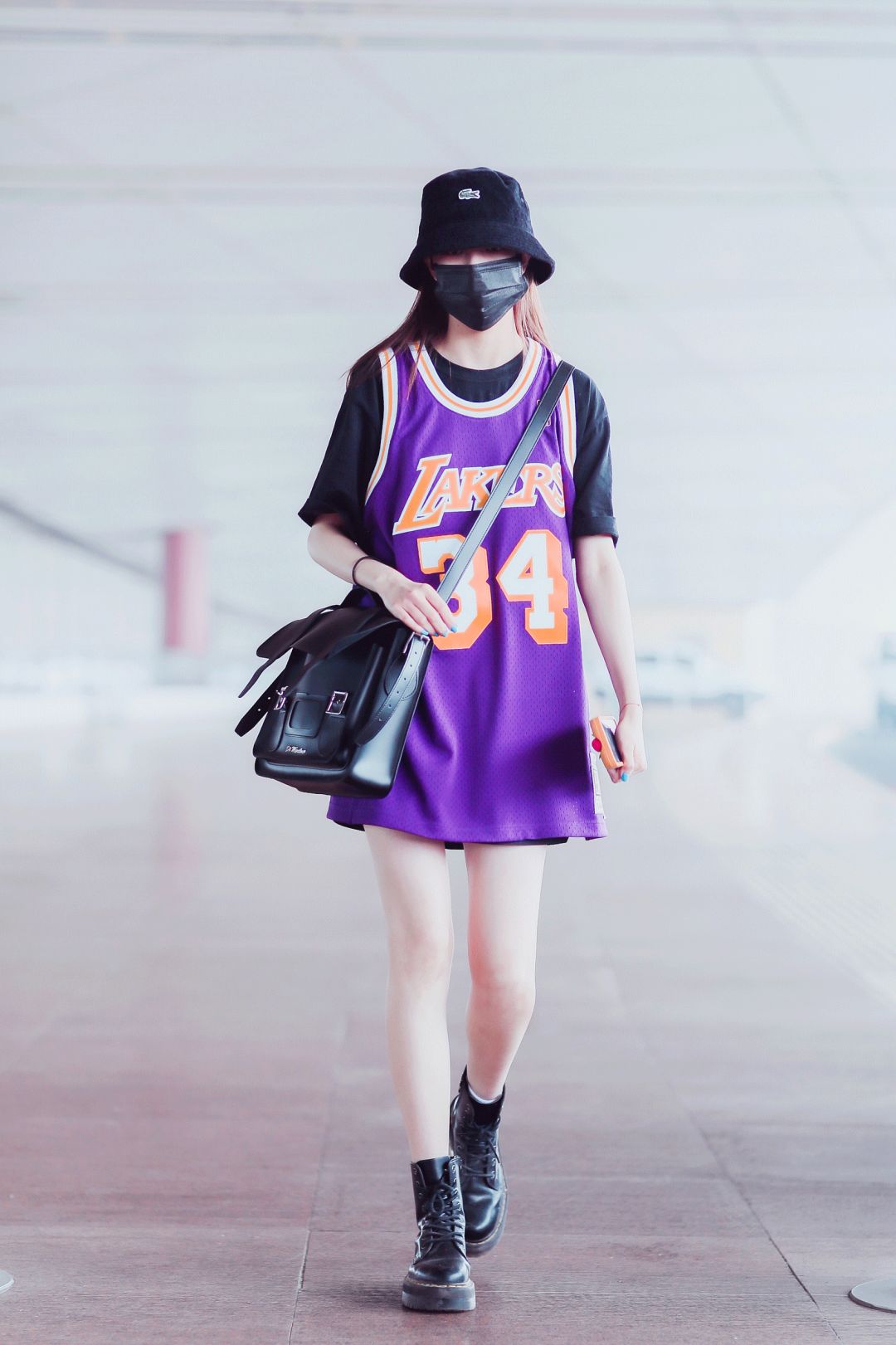 一点也不热，酷妹的马丁靴里都有空调