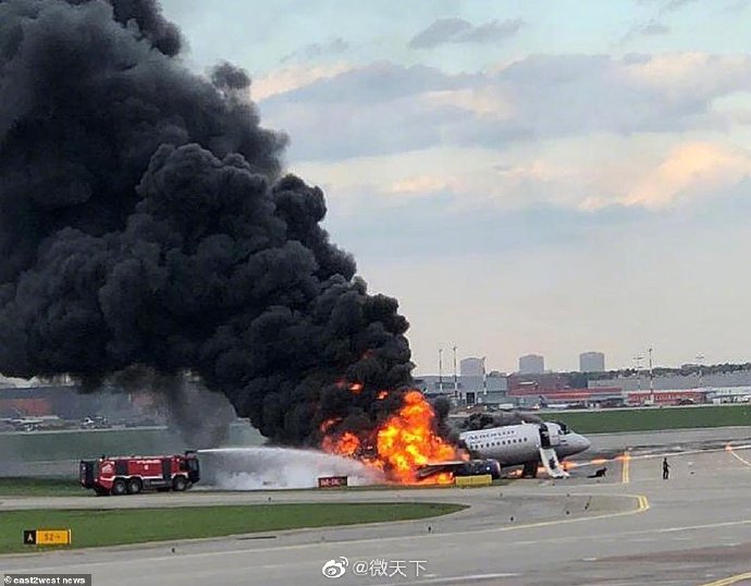 俄航客机为何迫降起火,俄航客机起火迫降画面