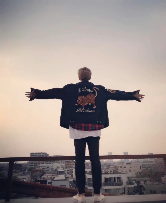 路人晒与鹿晗踢足球合照,鹿晗的素颜真实照片直播